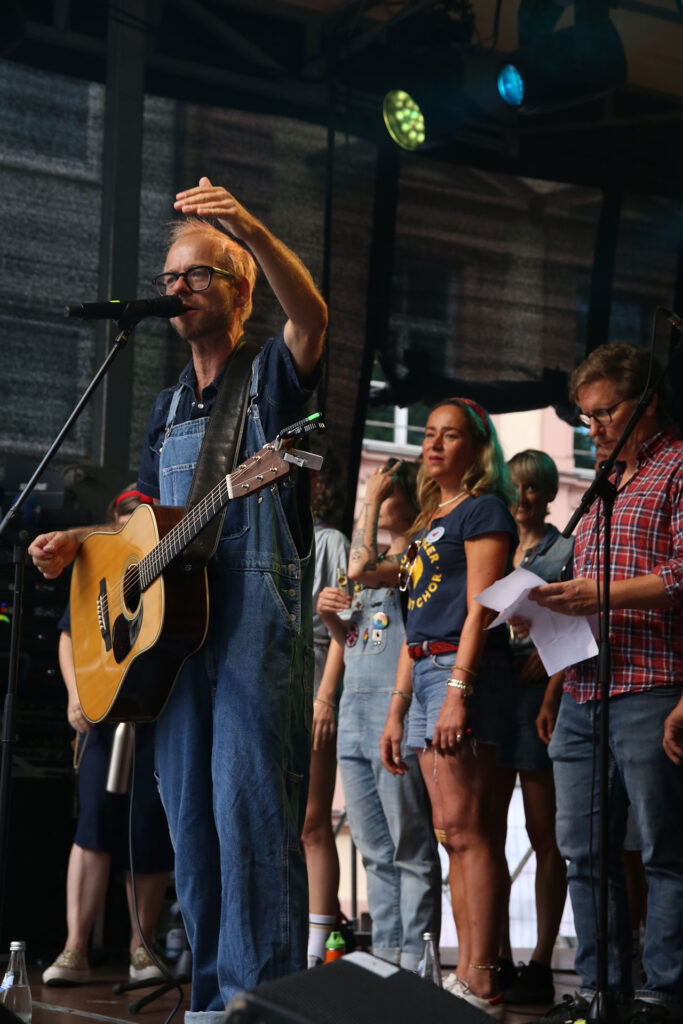 Chorleiter und Sängerinnen des Bud Spenzer Heart Chor beim Isarinselfest 2024