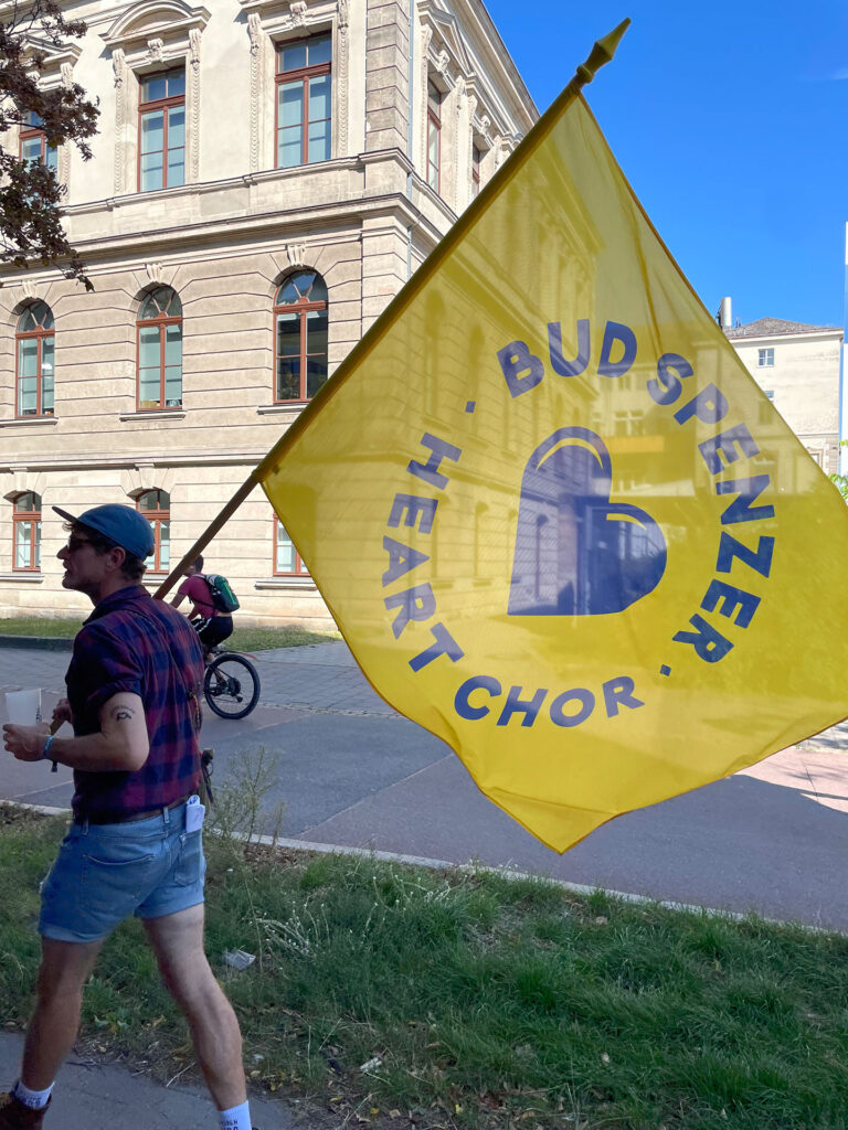 Fahne vom Bud Spenzer Heart Chor beim Erlanger Kneipenchorfestival 2024