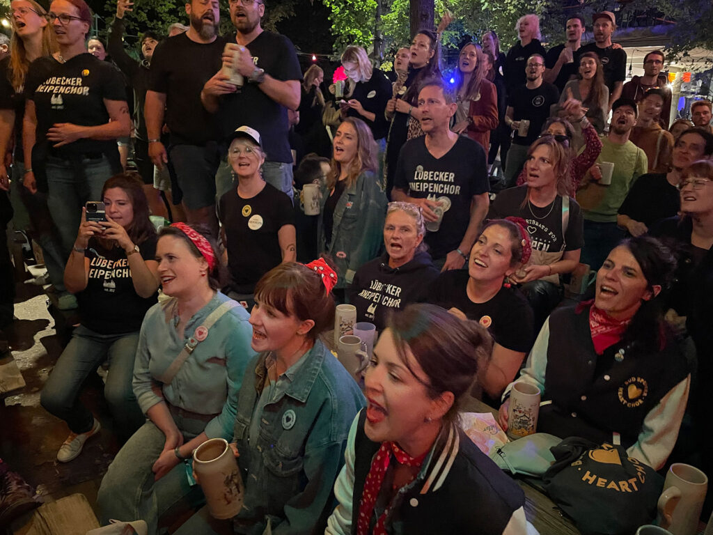 Kneipenchöre singen im Hof vom E-Werk Erlangen beim Kneipenchorfestival 2024