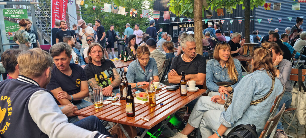 Bud Spenzer Heart Chor chillt im Hof vom E-Werk Erlangen beim Kneipenchorfestival 2024