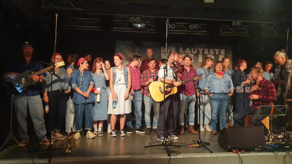 Bud Spenzer Heart Chor auf der Bühne beim Erlanger Kneipenchorfest 2024