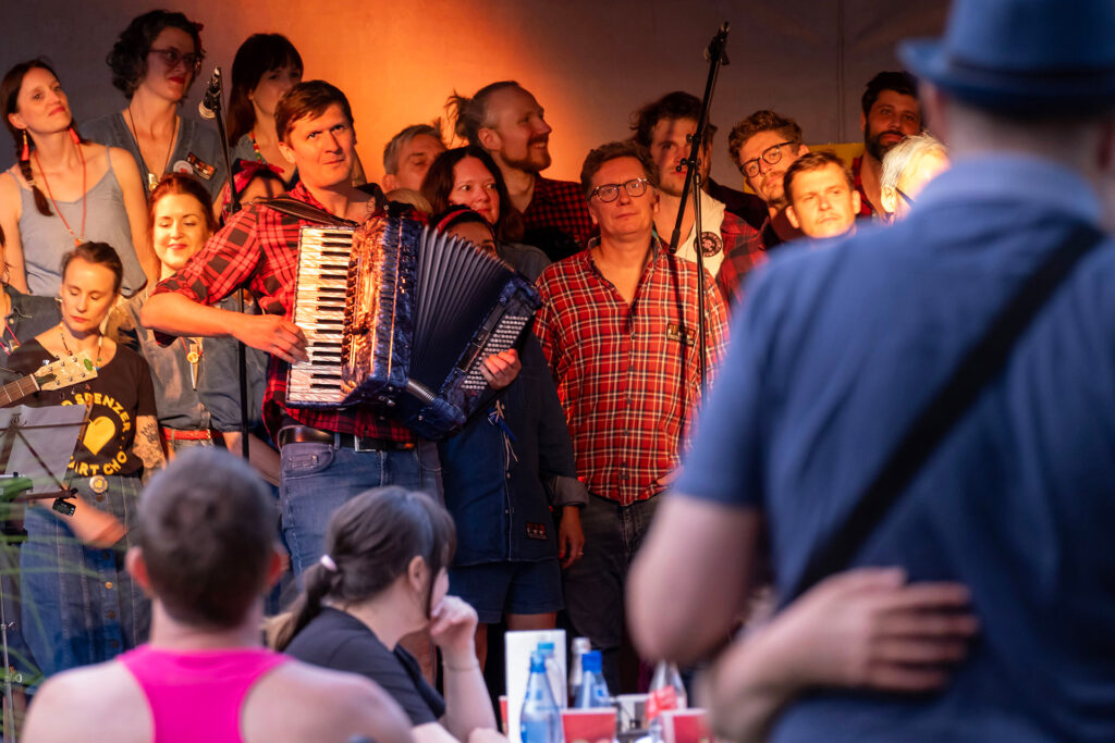 Bud Spenzer Heart Chor singt beim Sommerfest der SWW für Blinde und Sehbehinderte