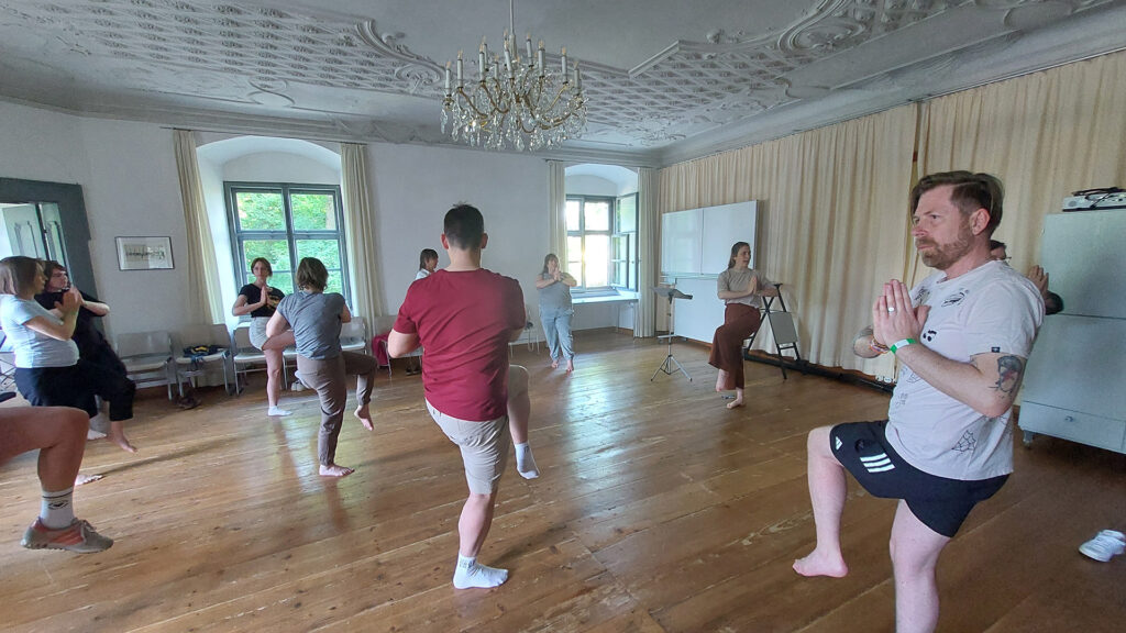 Pilates-Session auf dem Probenwochenende vom Bud Spenzer Heart Chor auf Schloss Alteglofsheim