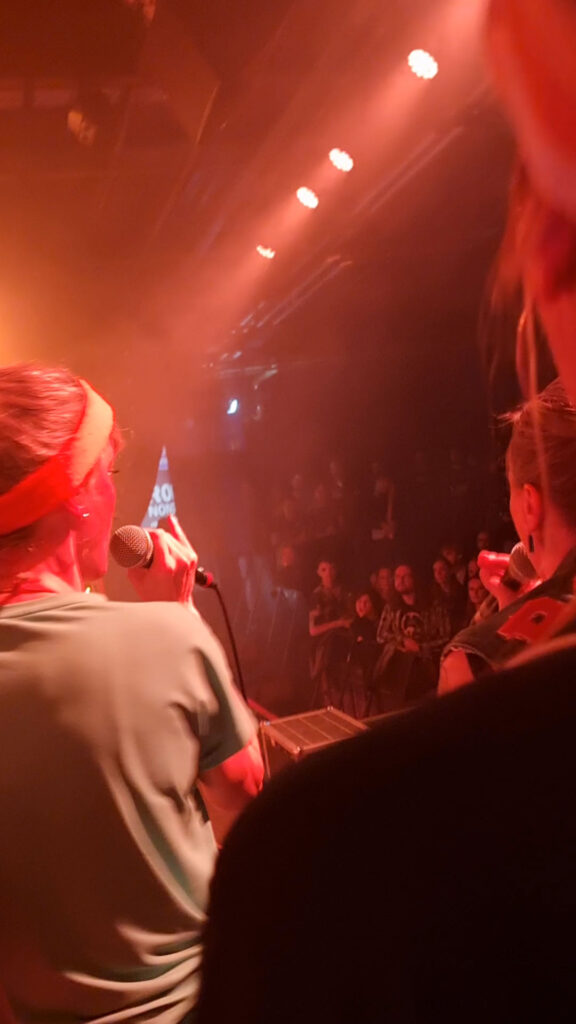 Blick ins Publikum beim Auftritt vom Bud Spenzer Heart Chor bei der Luftgitarrenmeisterschaft 2025 im Backstage