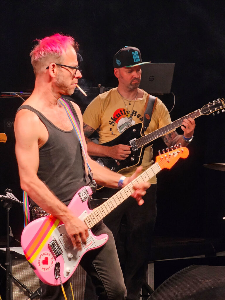 Chorleiter mit Zigarette - der Bud Spenzer Heart Chor bei der Luftgitarrenmeisterschaft im Backstage
