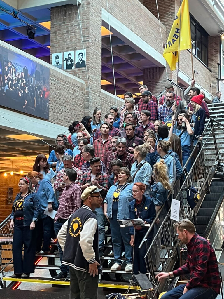 Bud Spenzer Heart Chor singt auf der Treppe des FatCat beim CATROPOLIS-Festival 2025