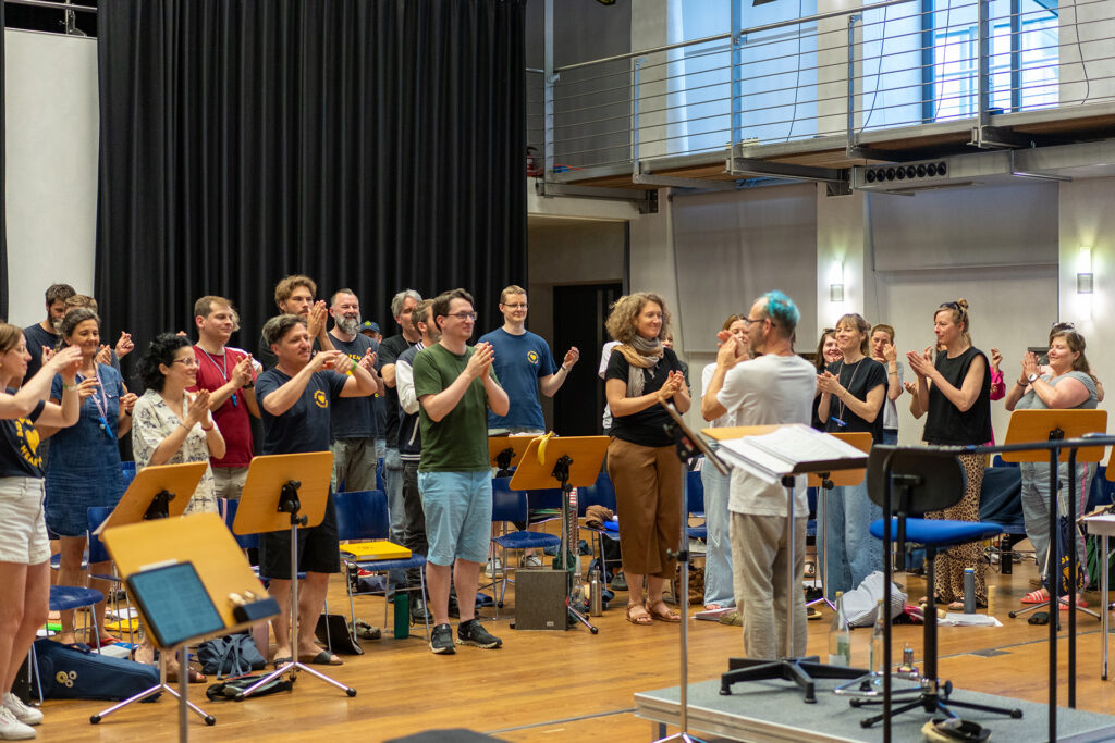 Koordinationsübungen vor dem Singen: der Bud Spenzer Heart Chor beim Probenwochenende auf Schloss Alteglofsheim