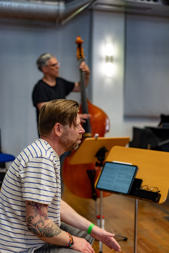 Cajonist und Bassist vom Bud Spenzer Heart Chor beim Probenwochenende auf Schloss Alteglofsheim