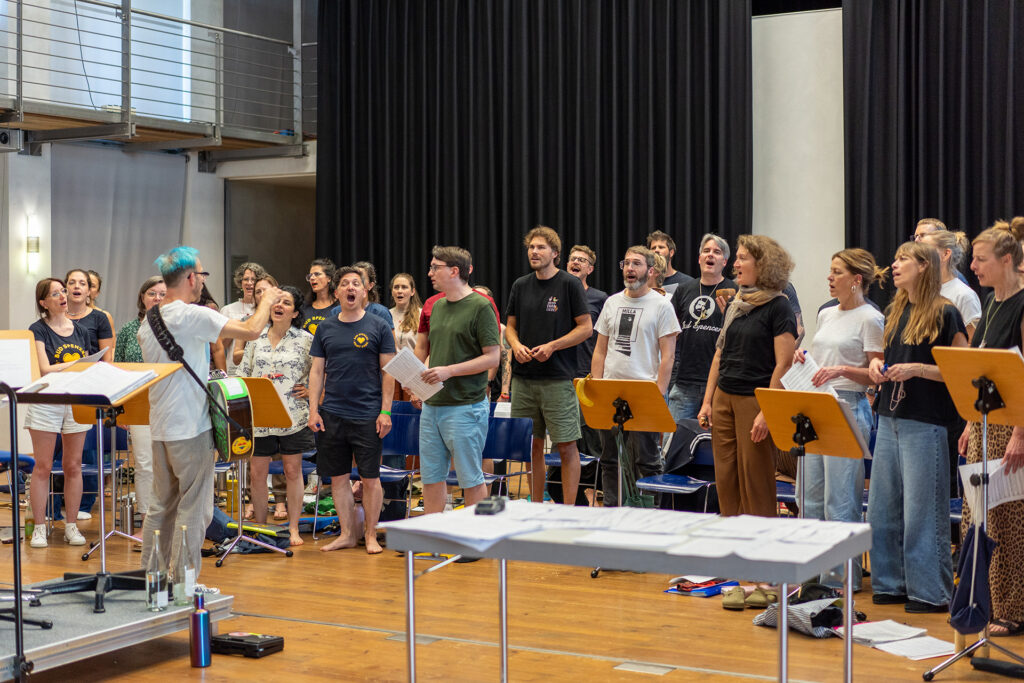 Fröhliches Singen: der Bud Spenzer Heart Chor beim Probenwochenende auf Schloss Alteglofsheim