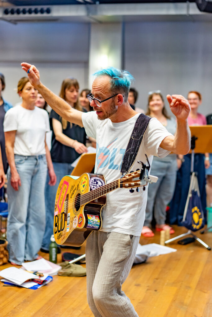 Chorleiter vom Bud Spenzer Heart Chor in action beim Probenwochenende auf Alteglofsheim