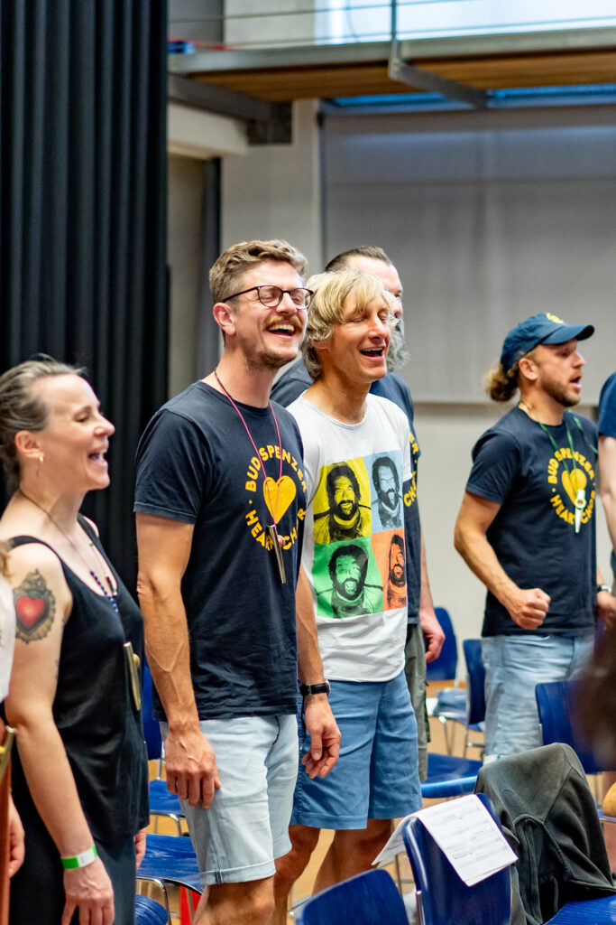 Spaß beim Singen haben die Sänger und Sängerinnen beim Probenwochenende des Bud Spenzer Heart Chor auf Alteglofsheim