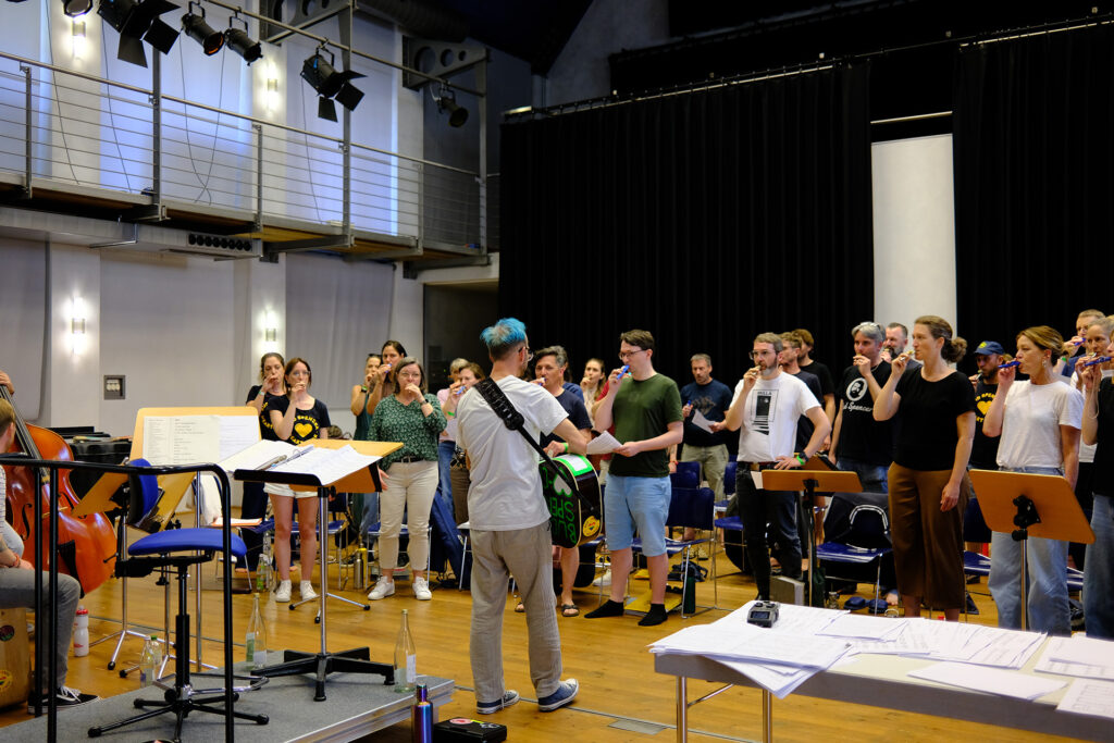 Kazoo action: Bud Spenzer Heart Chor trötet mit den Kazoos beim Probenwochenende auf Alteglofsheim