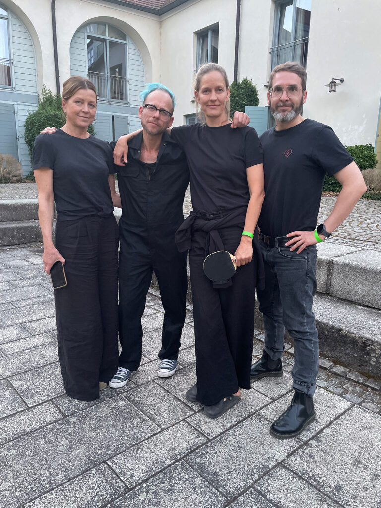 All in black: Bud Spenzer Heart Chor emos auf Schloss Alteglofsheim beim Probenwochenende 2025