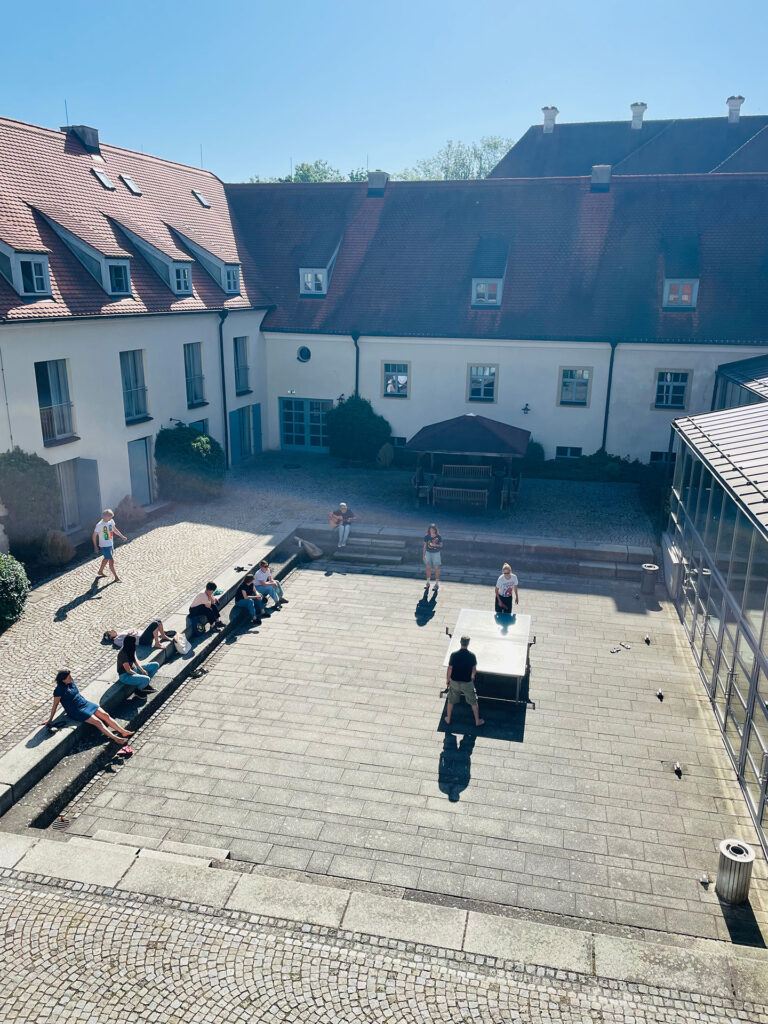 Blick auf die TischtennisspielerInnen vom Bud Spenzer Heart Chor auf Schloss Alteglofsheim - chillen auf dem Probenwochenende