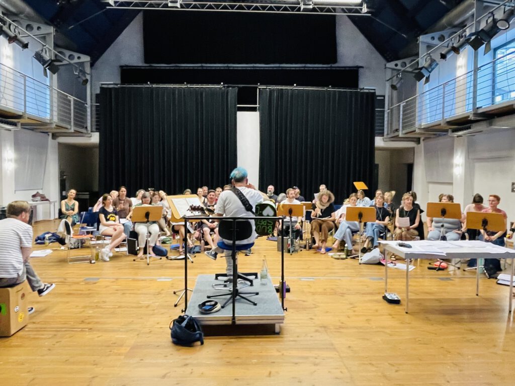 Chorleiter und Chor beim Probenwochenende: der Bud Spenzer Heart Chor auf Schloss Alteglofsheim