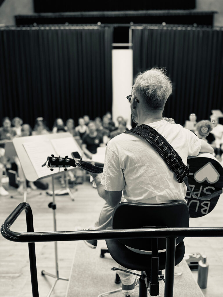 Chorleiter und Chor beim Probenwochenende: der Bud Spenzer Heart Chor auf Schloss Alteglofsheim