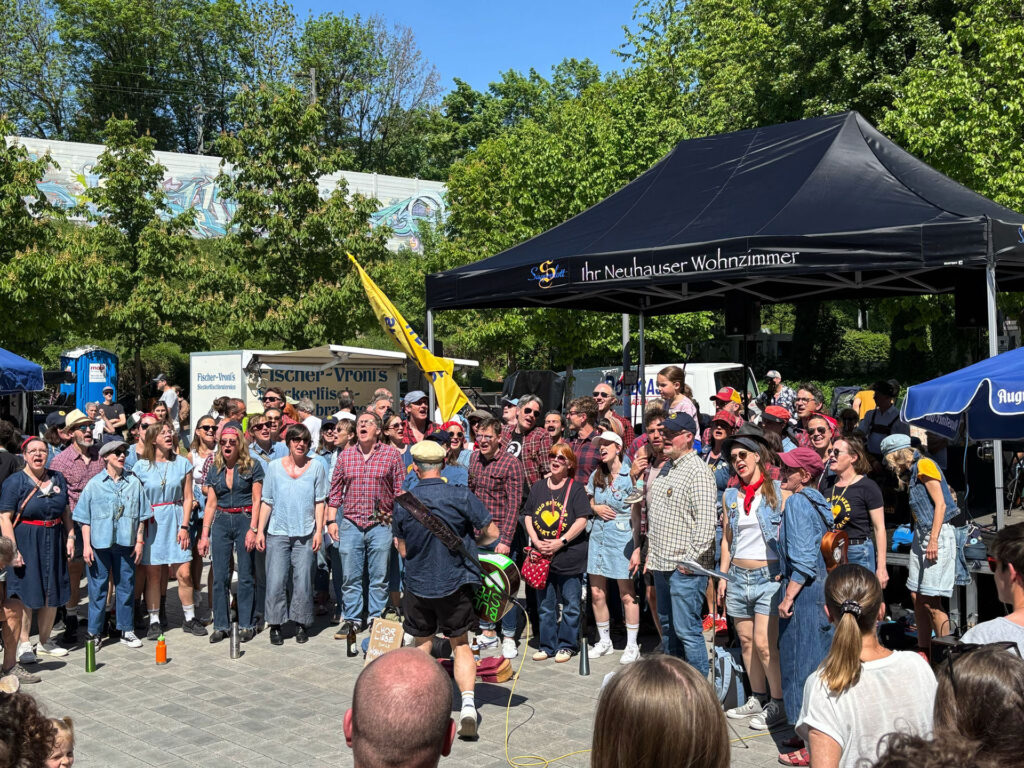 Bud Spencer Heart Chor singt auf dem Hans-Mielich-Platz am 1. Mai 2025 - Foto: Elias Seelmann
