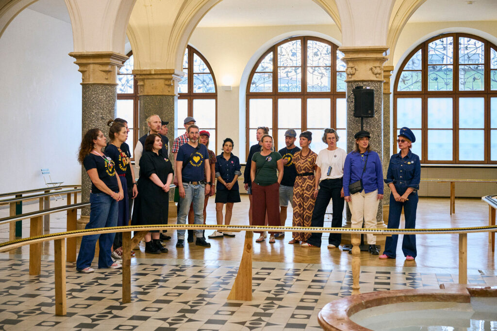 BSHC bei der Vernissage von Grand Central - Chories machen Zuggeräusche bei der Ausstellung von Martin Wöhrl und Martin Fengel