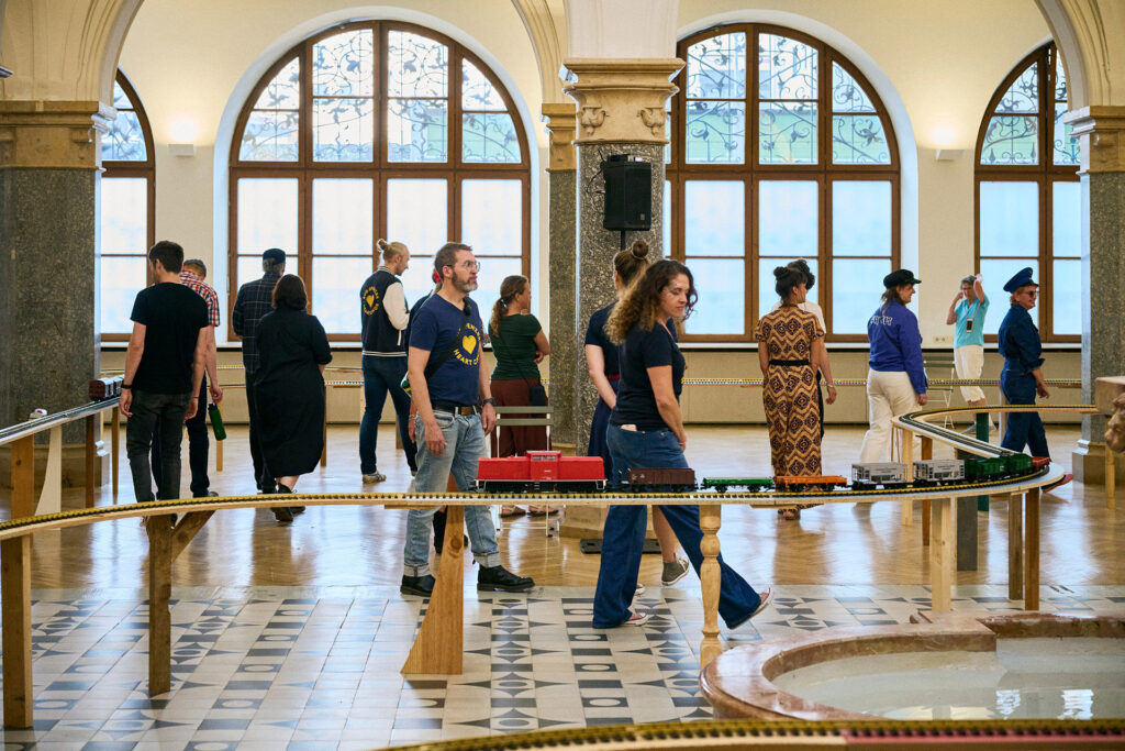 BSHC bei der Vernissage von Grand Central - SängerInnen gehen durch den Raum