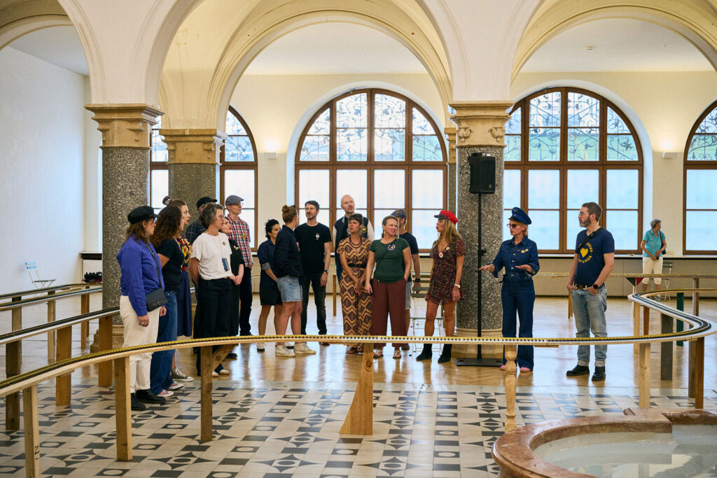 BSHC bei der Vernissage von Grand Central - SängerInnen machen Zuggeräusche