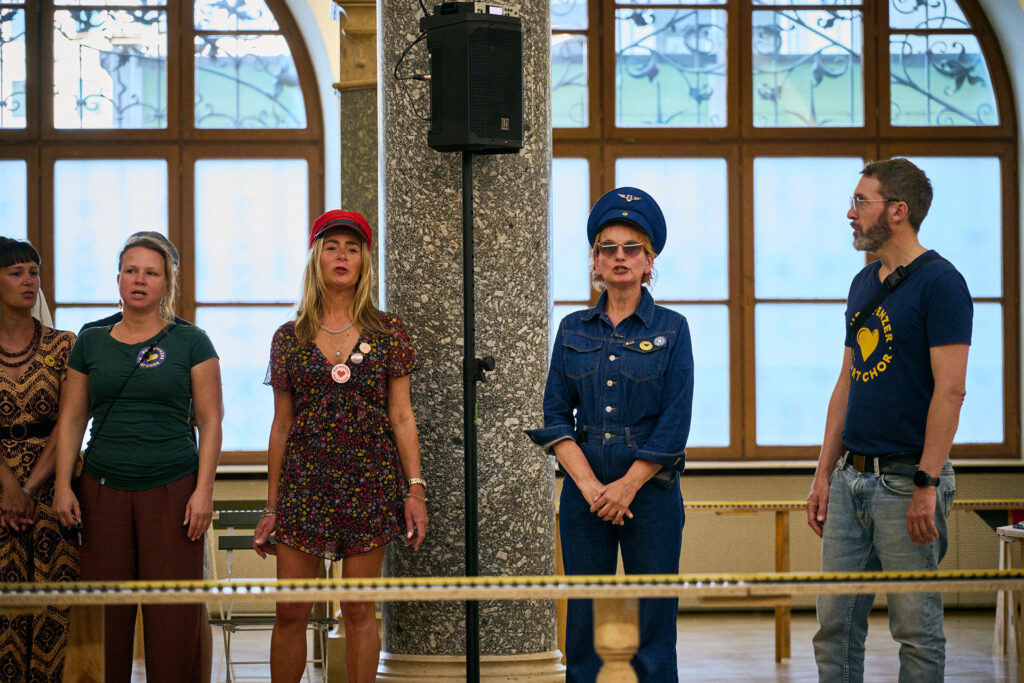 BSHC bei der Vernissage von Grand Central - SängerInnen machen Zuggeräusche vor der Modelleisenbahn