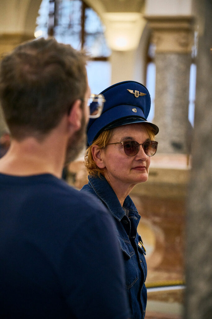BSHC bei der Vernissage von Grand Central - Close up einer Sängerin mit Schaffnermütze