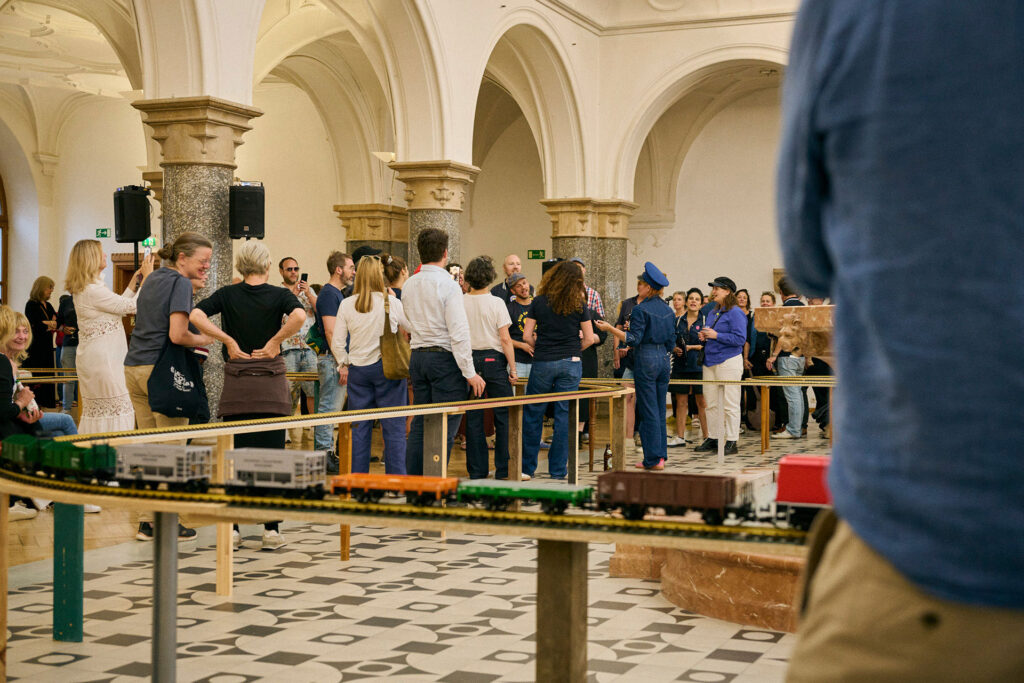 BSHC bei der Vernissage von Grand Central - SängerInnen mischen sich unter die Besucher