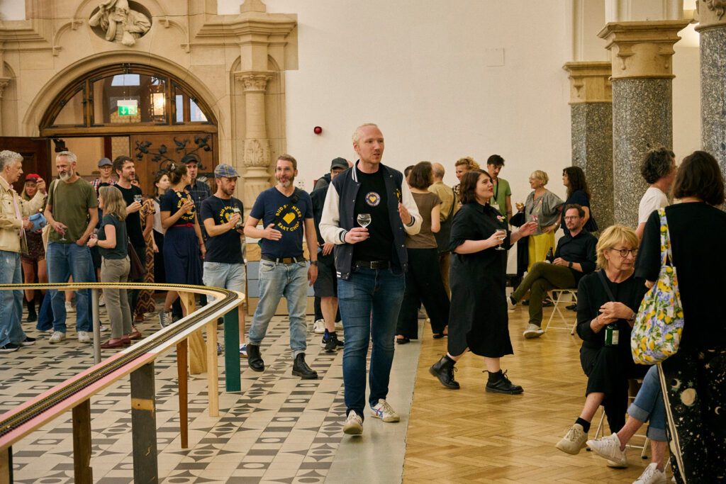BSHC bei der Vernissage von Grand Central - SängerInnen machen durch den Raum gehend Zuggeräusche