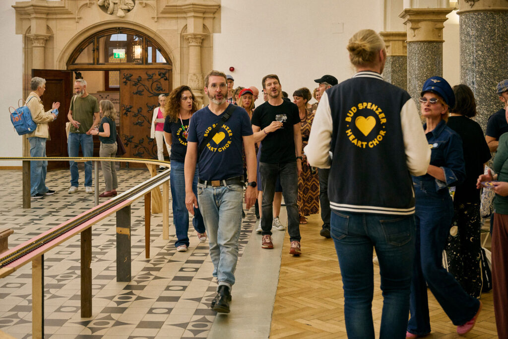 BSHC bei der Vernissage von Grand Central - SängerInnen machen Zuggeräusche und gehen durch den Ausstellungsraum