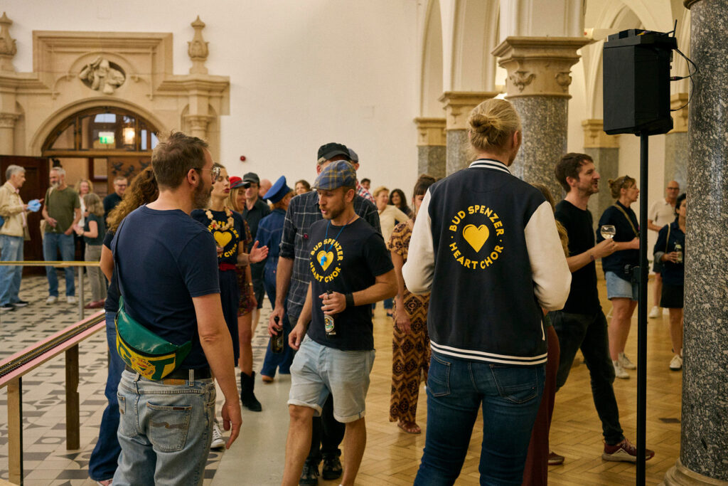 BSHC bei der Vernissage von Grand Central - SängerInnen machen konzentriert Zuggeräusche