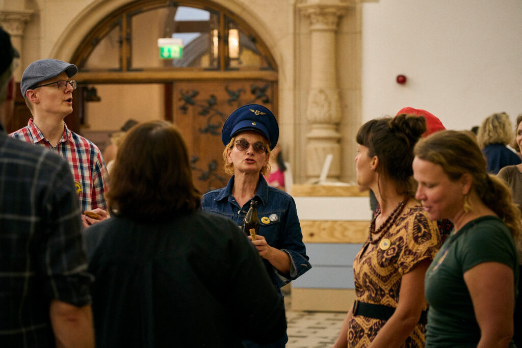 BSHC bei der Vernissage von Grand Central - SängerInnen legen los mit Zuggeräuschen