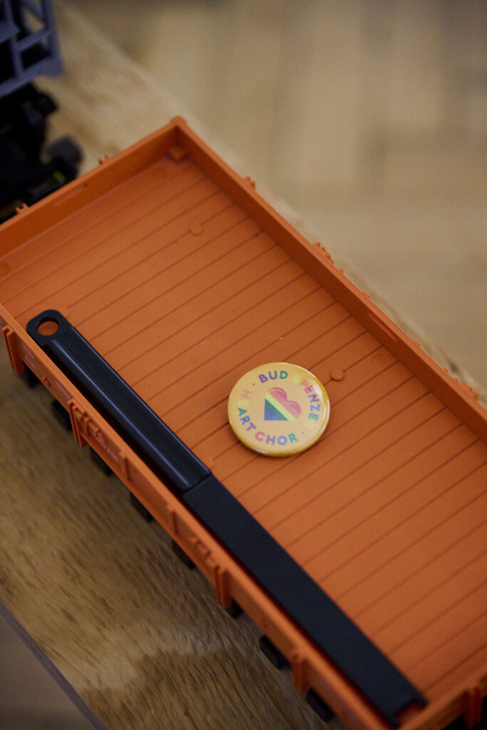 BSHC bei der Vernissage von Grand Central - Regenbogen-Button fährt im Kunstwerk eine Runde mit