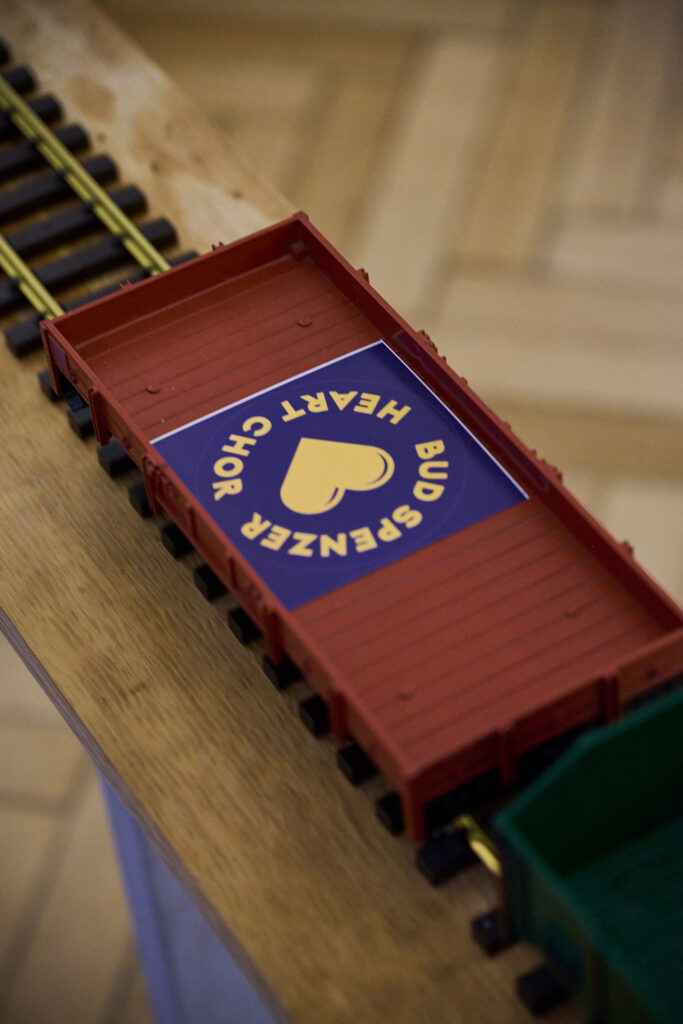 BSHC bei der Vernissage von Grand Central - Logo-Sticker vom Chor auf einem der Zugwagons des Kunstwerks